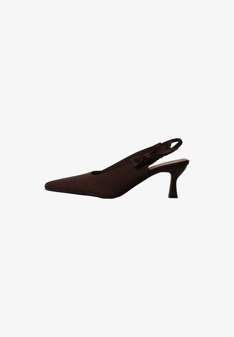 Chaussure slingback kitten heel brun foncé texturée avec bout pointu et petit noeud décoratif sur la bride latérale.