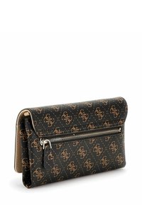 Portefeuille en cuir synthétique noir avec motif de logo embossé, ferrures dorées et poche zippée. Design plié, forme plate, texture lisse.