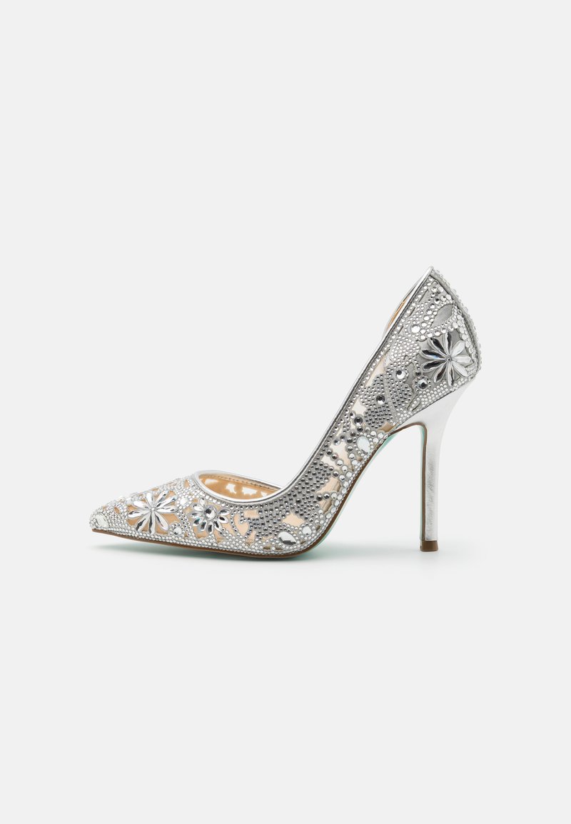 Stivaletto argentato con tacco alto, caratterizzato da intagli a effetto pizzo e decorazioni floreali, dotato di punta affusolata e tacco metallico lucido.