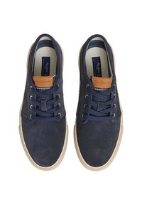 Scarpe di tela blu navy con una texture liscia, punta rotonda e dettagli in pelle beige sulla linguetta. Presentano lacci blu navy e una suola in gomma beige.