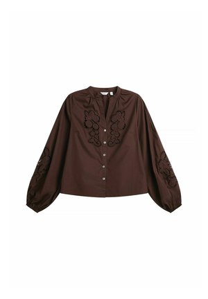 Blouse en coton marron avec manches longues bouffantes, col mandarin et broderie florale complexe de chaque côté. Cinq boutons sur le devant.