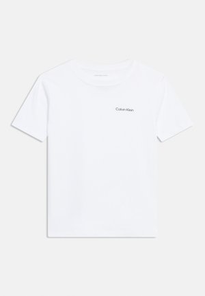 Λευκό κοντομάνικο T-shirt με στρογγυλή λαιμόκοψη και μικρό μαύρο λογότυπο "Calvin Klein" στο αριστερό στήθος.