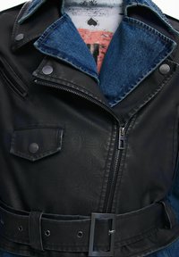 Giacca in finta pelle nera con accenti in denim, bottoni a scatto e zip. Presenta una vita con cintura e un colletto blu a contrasto.