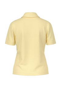 Gelbes Poloshirt mit kurzen Ärmeln und Kragen. Glatte Textur, taillierter Schnitt, ohne auffällige Verzierungen oder Muster.