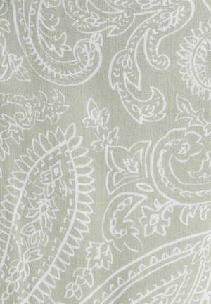 Hele roheline kangas, millel on keeruline valge paisleivorm, sisaldades lillelisi aktsente ja detailsest joonistust, andes tekstuurse välimuse.