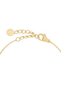 Pulsera de cadena de oro con un cierre de langosta y cadena de extensión, con una etiqueta circular grabada con un símbolo de corazón.