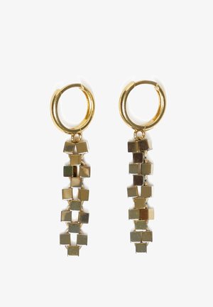 Złote kolczyki koła z wiszącymi pionowymi pasmami małych złotych kwadratowych koralików połączonych w wzór łańcuszka na białym tle.