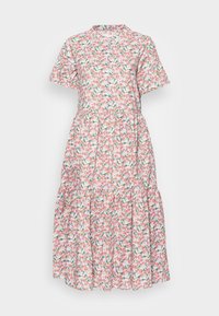 Vestido de estampado floral con un corpiño ajustado, mangas cortas y falda de volantes. Presenta un fondo de color rosa claro con acentos en naranja y verde.