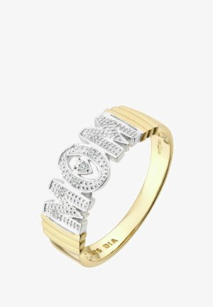 Zlatý a strieborný prsteň s nápisom "MOM" v blokovom dizajne, zdobený diamantmi a textúrovaným vzorom na obruči.