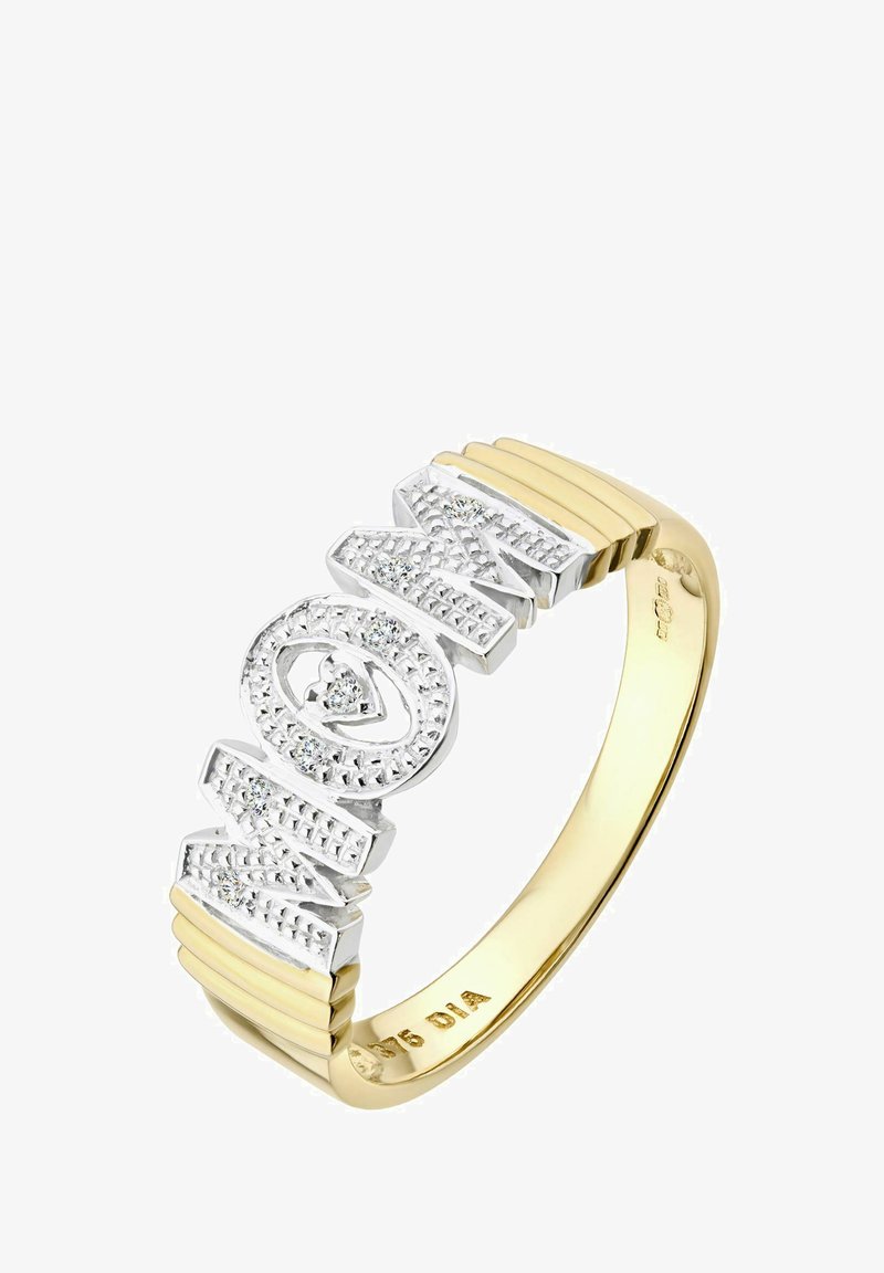 Zlatý a strieborný prsteň s nápisom "MOM" v blokovom dizajne, zdobený diamantmi a textúrovaným vzorom na obruči.