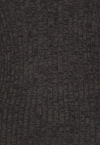 Schwarzer, strukturiert gestrickter Stoff mit einem Rautenmuster, das in verschiedenen Grautönen gehalten ist. Weich und dehnbar, geeignet für figurbetonte Kleidungsstücke.