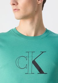 Calvin Klein Jeans OUTLINE MONOLOGO TEE - T-shirts print - bahama green