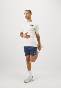 Under Armour GROUNDS CREW  - T-shirt con stampa - summit white/tetra gray/black