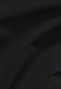 Tessuto nero con una texture liscia e una leggera lucentezza, caratterizzato da un delicato motivo a righe diagonali. Morbido e flessibile, adatto a diverse applicazioni.