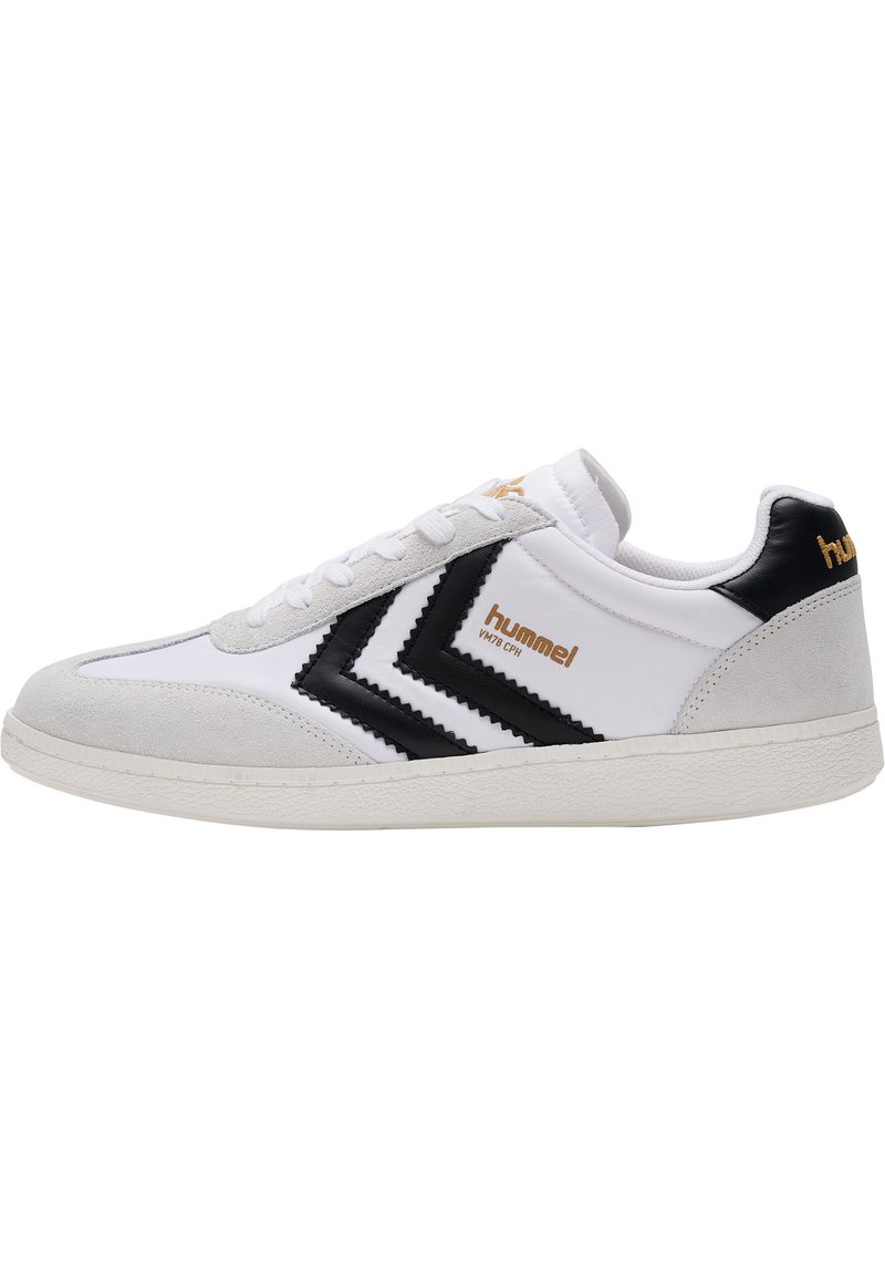 Vit sneaker med svarta och grå accenter, med texturerat mocka och slät läder. Guld "hummel"-logotyp på sidan. Klassisk snörningsdesign.