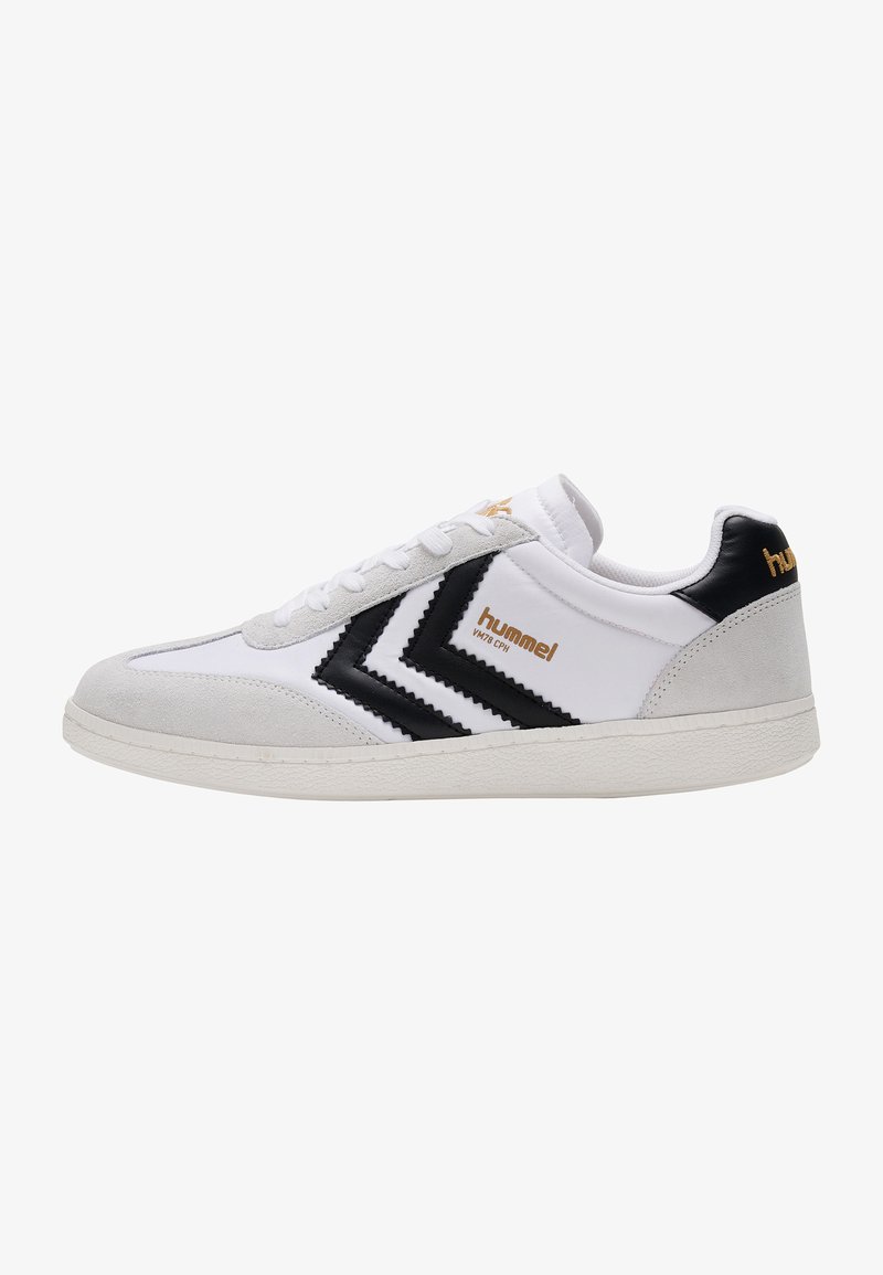 Vit sneaker med svarta och grå accenter, med texturerat mocka och slät läder. Guld "hummel"-logotyp på sidan. Klassisk snörningsdesign.