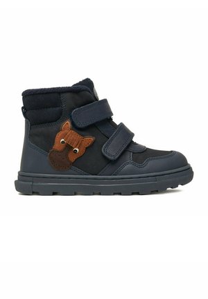 Bota tobillera azul marino para niños con doble correa de velcro y un parche decorativo con la cara de un perro marrón en el lateral.