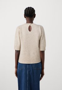 Selected Femme SLFLULU SS OPEN BACK O-NECK NOOS - Jednoduché tričko - birch