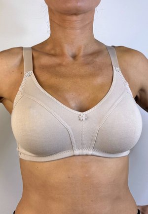 Sujetador beige con diseño de escote en V, tela texturizada y acentos decorativos de flores en las correas. Presenta correas anchas y material suave.