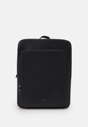 Sac à dos rectangulaire noir avec poche avant zippée, poignée supérieure et logo discret de la marque sur fond blanc.