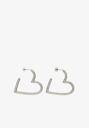 Pendientes en forma de corazón de plata adornados con piedras preciosas transparentes a lo largo del contorno, con un diseño estilizado y cierres de tipo post.