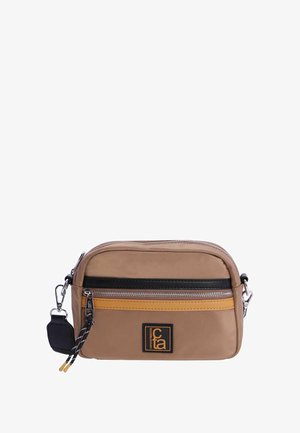 Bolso cruzado de nailon color caqui con detalles en negro y amarillo, que presenta dos compartimentos con cremallera y un parche con el logotipo. Incluye un clip de sujeción.