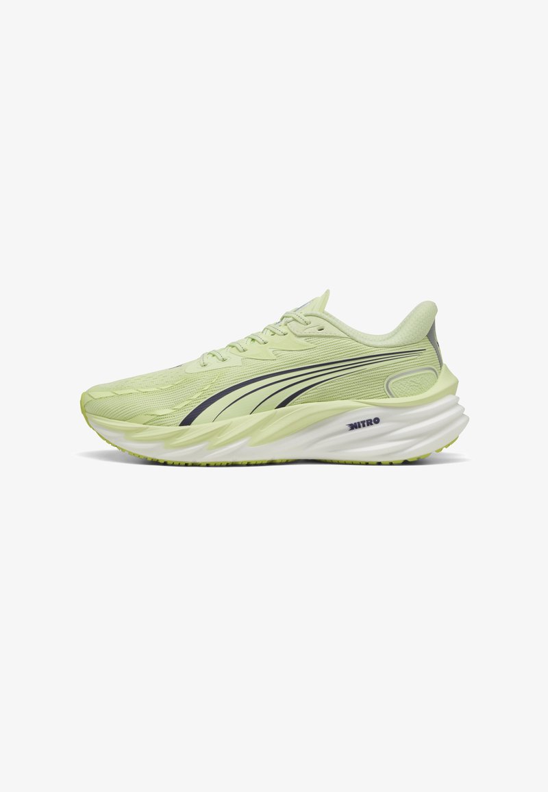 Chaussure de sport vert clair avec une tige texturée, des bandes d'accent noires et une semelle intermédiaire blanche, dotée d'une semelle rembourrée pour le confort.