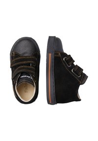 Scarpe in suede nere con suole in gomma, dotate di una punta nera testurizzata, dettagli cuciti e doppie cinghie in Velcro per la chiusura.