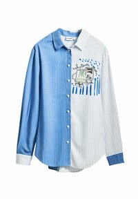 Camicia a righe con bottoni, caratterizzata da tonalità di blu da un lato e bianco con righe blu dall'altro, decorata con dettagli grafici e testo.