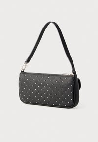 Μαύρη τσάντα από ψεύτικο δέρμα με κλείσιμο με φερμουάρ, διακοσμημένη με ασημένια καρφιά σε μοτίβο με κουκκίδες μπροστά και μονό λουράκι ώμου.