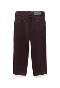 Jeans in denim bordeaux con taglio dritto, design a cinque tasche e una toppa con logo sulla vita posteriore. Presentano sfumature leggere e dettagli di cucitura.