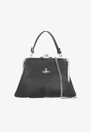 Borsa strutturata nera con manico superiore, cornice color argento, tracolla a catena e logo a forma di globo metallico sul davanti.