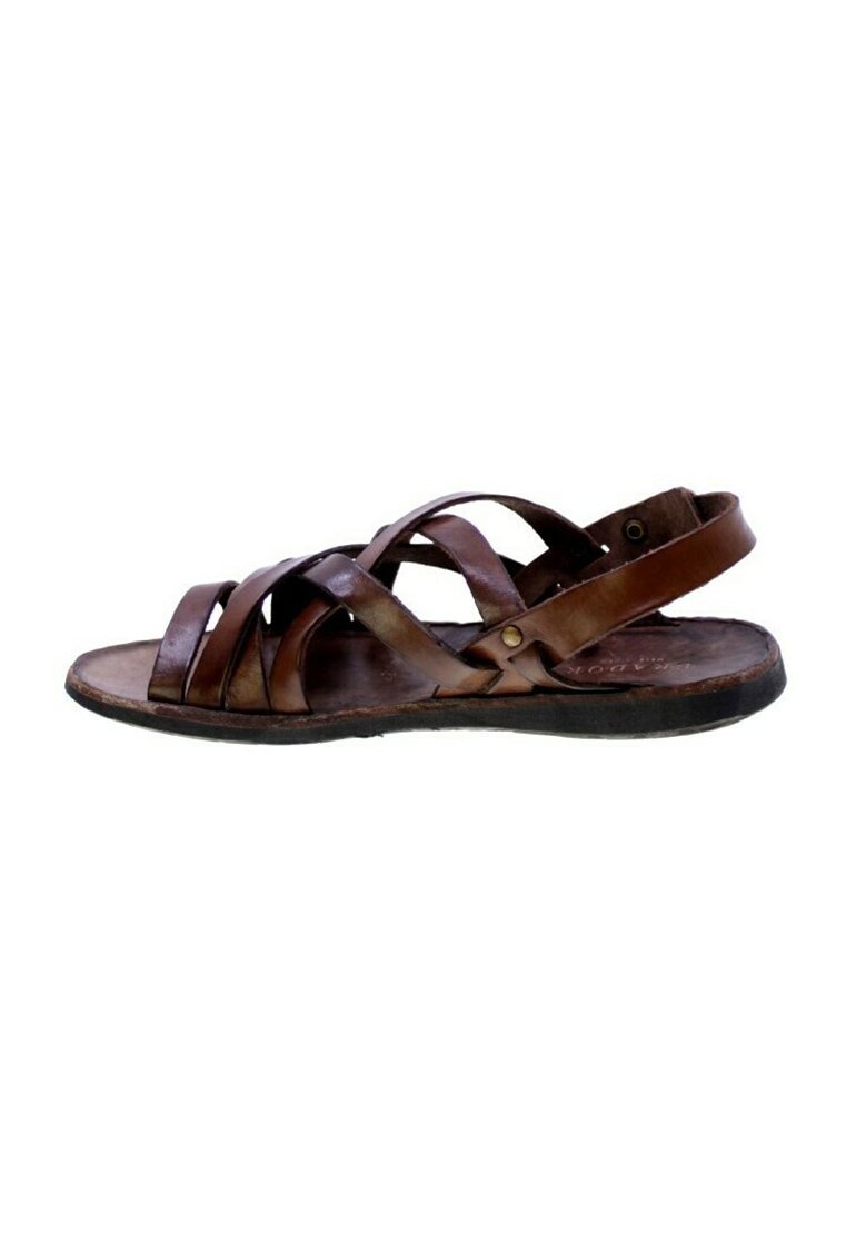 Sandal in pelle marrone con più strap incrociati, una fascia posteriore e una suola piatta con un interno texturizzato.