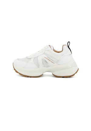 Sneaker chunky bianco con pannelli in mesh e pelle, suola spessa, suola esterna marrone, anello posteriore nero e marchio "Alexander Smith" sul lato.