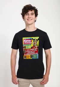 Svart bomull t-shirt med en färgglad grafisk design som har humoristisk text och bilder relaterade till korv och chorizo.