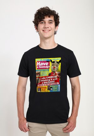 Schwarzes Baumwoll-T-Shirt mit einem bunten Grafikdesign, das humorvolle Texte und Bilder zu Würstchen und Chorizo zeigt.
