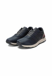 Scarpe da atletica blu navy con una tomaia in pelle liscia e mesh, dettagli testurizzati, suola in gomma e lacci grigi. Presentano un design a righe in contrasto.