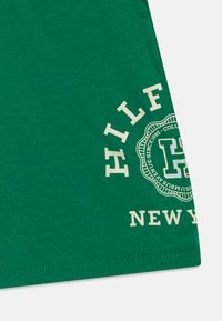 Tommy Hilfiger MONOGRAM WREATH - Shorts - olympic green
