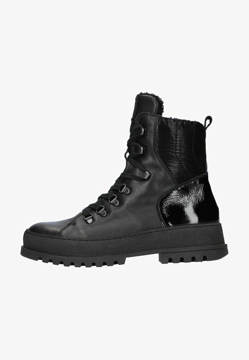 Bottine noire à la cheville avec une tige en cuir, accents en vernis brillant, panneaux texturés, fermeture à lacets et semelle en caoutchouc épaisse avec des crampons.