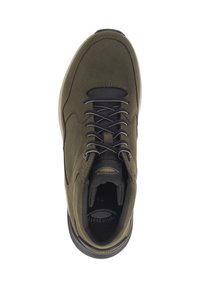 Olijfgroene sneaker met een bovenwerk van suede, een zwarte mesh-tong en grijze veters. Beschikt over een gevoerde hiel en een gestructureerde zwarte rubberen buitenzool.