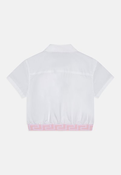 Hvit kortermet skjorte med krage og elastisk midje. Rosa gresk nøkkel mønster på kanten. Glatt tekstur, lett materiale.