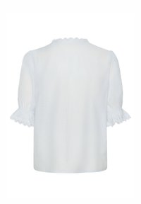 Blouse en coton bleu clair avec un tissu texturé, des manches courtes à volants et un col festonné. Design simple et ample.