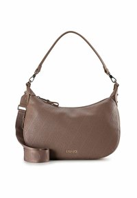 Borsa a spalla in pelle marrone dalla forma curva, caratterizzata da un motivo testurizzato, tracolla regolabile e dettaglio con logo dorato.