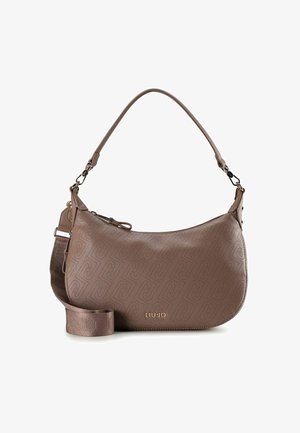 Bruine leren schoudertas met een gebogen vorm, voorzien van een gestructureerd patroon, een verstelbare band en een gouden logo-accent.