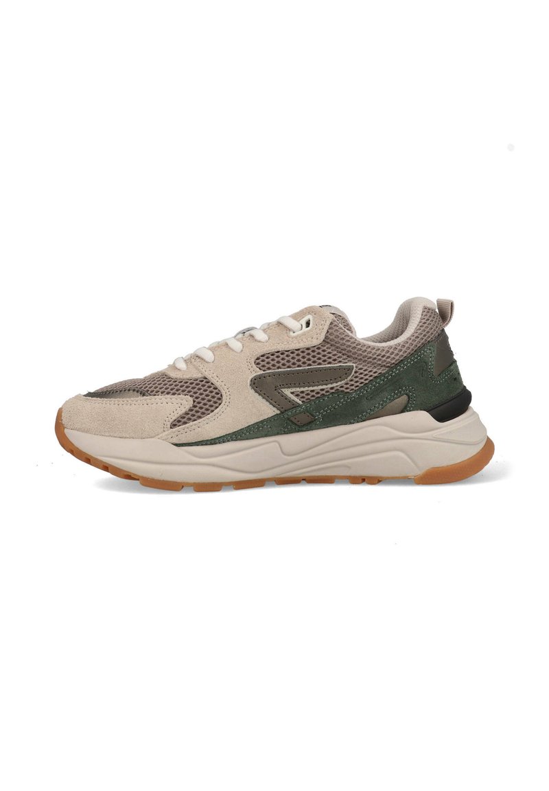 Sneakers met een beige suede en mesh bovenkant, groene accenten, en een dikke witte tussenzool. Heeft ronde veters en een gumrubberen zool.