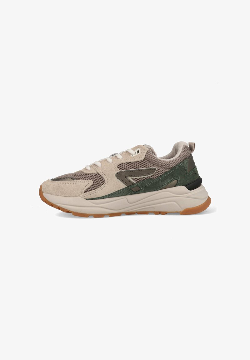 Sneakers met een beige suede en mesh bovenkant, groene accenten, en een dikke witte tussenzool. Heeft ronde veters en een gumrubberen zool.