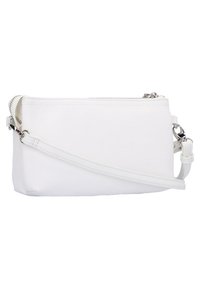 Bolso bandolera de cuero sintético blanco con cierre de cremallera, forma plana, correa ajustable y adornos de hardware en tono plateado pulido.
