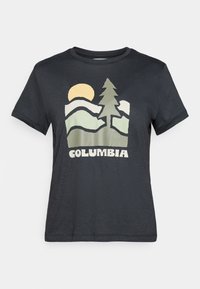 Tmavohnedé tričko s grafikou žltej slnka, zelených hôr a stromu nad slovom "Columbia" v bielych písmenách.