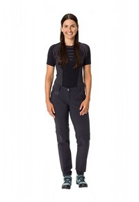 Svart kortärmad skjorta med meshpaneler kombinerad med mörkgrå byxor med figurnära design, fickor och elastiska muddar. Blå vandringskängor.