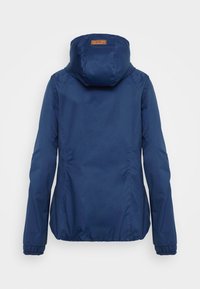 Veste bleu marine avec capuche, texture lisse, coupe ajustée, poignets élastiques, et une étiquette rectangulaire au dos près de l'encolure.
